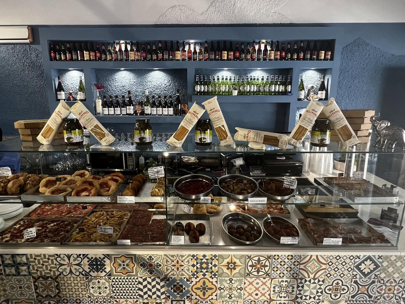 Buffet e vetrina El Capricho
